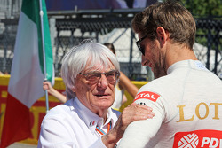 Bernie Ecclestone e Romain Grosjean, Lotus F1 Team on the grid