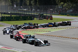 Lewis Hamilton, Mercedes AMG F1 W06 al comando alla partenza della gara