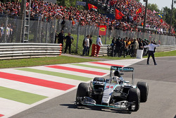 Il vincitore della gara Lewis Hamilton, Mercedes AMG F1 W06