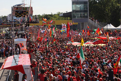 Fans op het podium