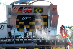 Ganador de la carrera Lewis Hamilton, de Mercedes AMG F1 celebra en el podio