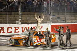 Le vainqueur Carl Edwards, Joe Gibbs Racing Toyota