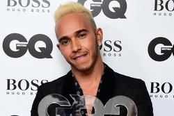 Lewis Hamilton recebe prêmio da revista GQ