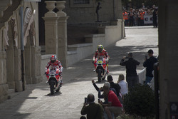 Andrea Dovizioso, Ducati Team e Andrea Iannone, Ducati Team, per le strade di San Marino
