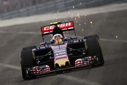 Carlos Sainz Jr, Scuderia Toro Rosso STR10 sacando chipas