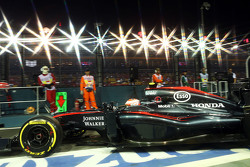 Jenson Button, McLaren MP4-30 deja los pits