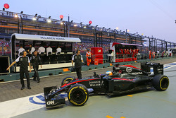 Fernando Alonso, McLaren MP4-30 no box
