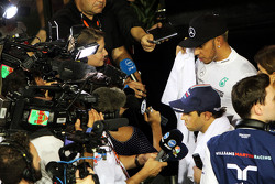 Felipe Massa, Williams and Lewis Hamilton, Mercedes AMG F1 con los medios