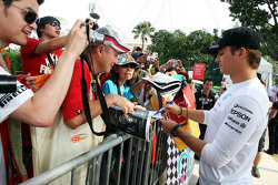 Nico Rosberg, Mercedes AMG F1 Team signe des autographes pour les fans