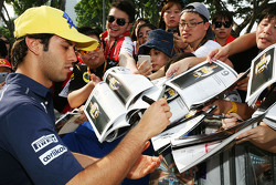 Felipe Nasr, Sauber F1 Team signeert handtekeningen voor de fans