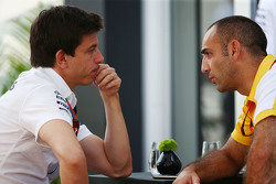 Toto Wolff, Mercedes AMG F1 sócio e diretor-executivo com Cyril Abiteboul, Renault Sport F1 diretor