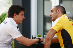 Toto Wolff, Mercedes AMG F1 sócio e diretor-executivo com Cyril Abiteboul, Renault Sport F1 diretor