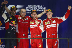 Podio: ganador de la carrera Sebastian Vettel, Ferrari, segundo lugar Daniel Ricciardo, Red Bull Rac