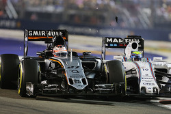 Nico Hulkenberg, Sahara Force India F1 VJM08 e Felipe Massa, Williams FW37 se tocam na pista