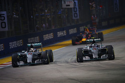 Ніко Росберг, Mercedes AMG F1 W06 проїжджає товариша по команді Льюїс Хемілтон, Mercedes AMG F1 W06