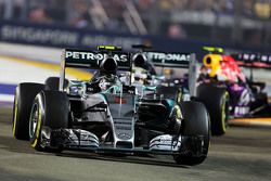 Nico Rosberg, Mercedes AMG F1 W06 davanti al suo compagno di squadra Lewis Hamilton, Mercedes AMG F1