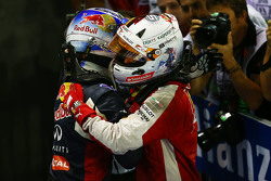 Il vincitore della gara Sebastian Vettel, Ferrari e il secondo classificato Daniel Ricciardo, Red Bu