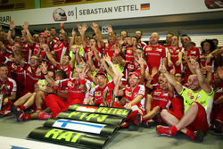 El ganador, Sebastian Vettel, Ferrari y el tercer lugar, Kimi Raikkonen, Ferrari celebran con el equ