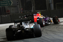 Daniil Kvyat, Red Bull Racing RB11, vor Lewis Hamilton, Mercedes AMG F1 W06