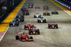 Start: Sebastian Vettel, Ferrari SF15-T leads