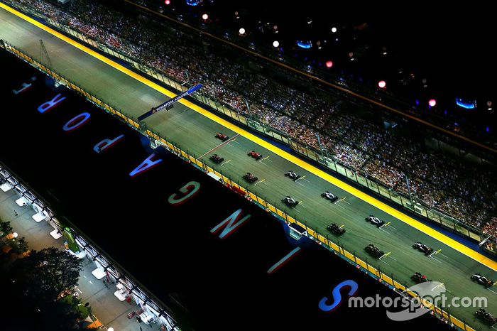 Inicio: Sebastian Vettel, Ferrari SF15-T lider