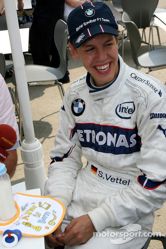 Себастьян Феттель, тест-пілот, BMW Sauber F1 Team, отримав слюнявчика