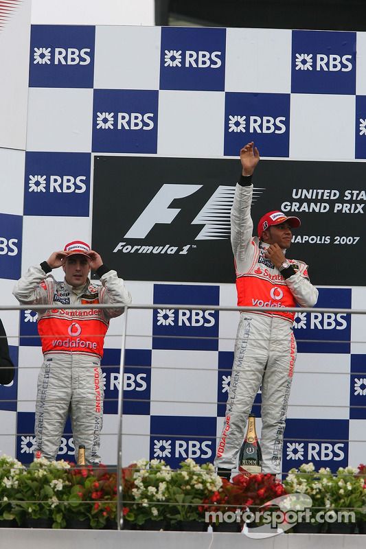 Podio: ganador de la carrera Lewis Hamilton, McLaren Mercedes y segundo lugar Fernando Alonso, McLar