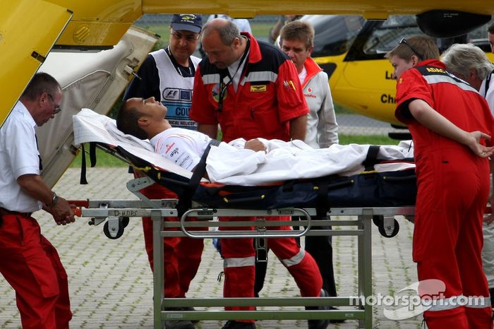 Lewis Hamilton, primero en camilla y luego en helicóptero hacia el hospital tras su accidente