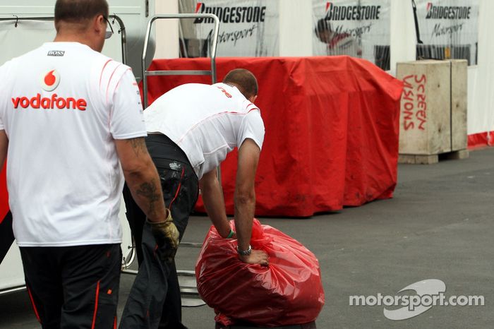 La rueda delantera del McLaren-Mercedes de Lewis Hamilton, devuelta a Bridgestone