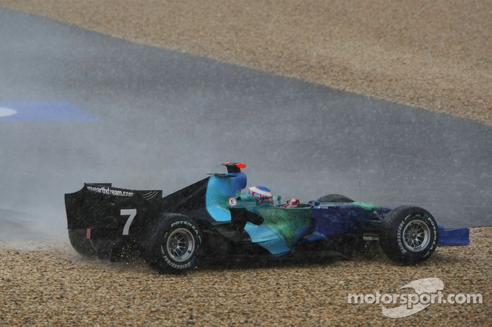 Jenson Button, Honda Racing F1 Team, RA107, trompea y se choca en lluvia
