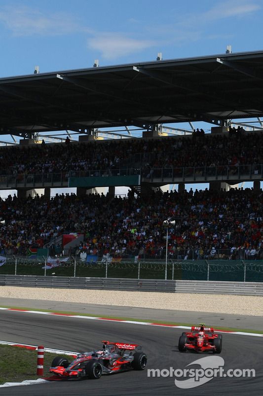 Fernando Alonso, McLaren Mercedes, MP4-22 y Kimi Raikkonen, Scuderia Ferrari, F2007