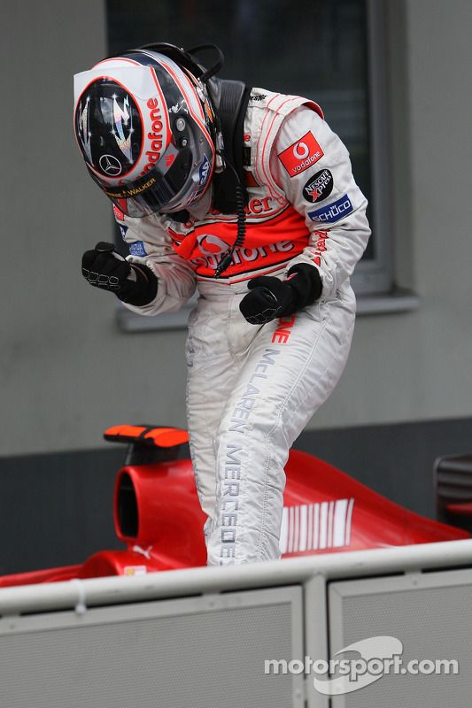 El ganador de la carrera Fernando Alonso lo celebra