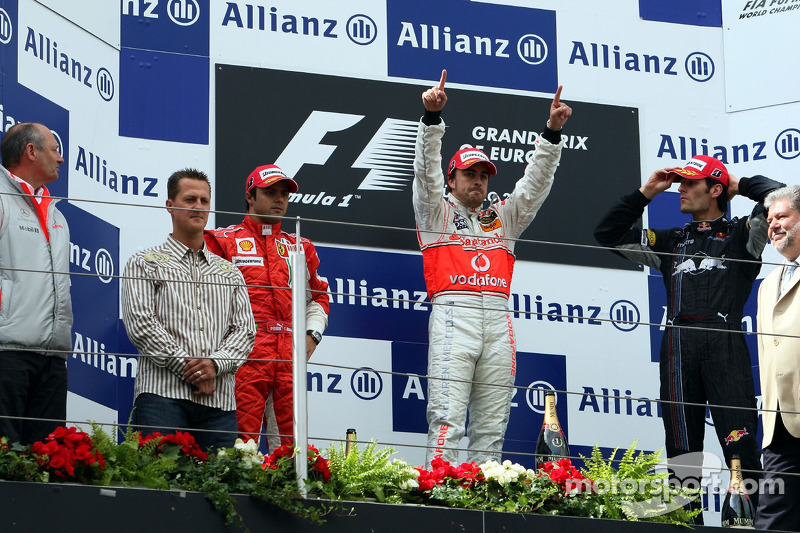 Für die Pokalübergabe mit auf dem Podium: Michael Schumacher