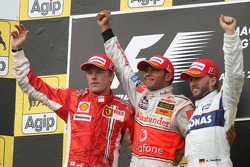 Podio: ganador de la carrera Lewis Hamilton, segundo lugar de Kimi Raikkonen y Nick Heidfeld el terc