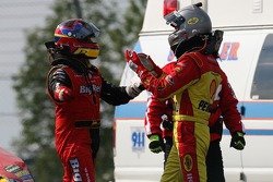 Juan Pablo Montoya et Kevin Harvick ont une réunion après l'accident