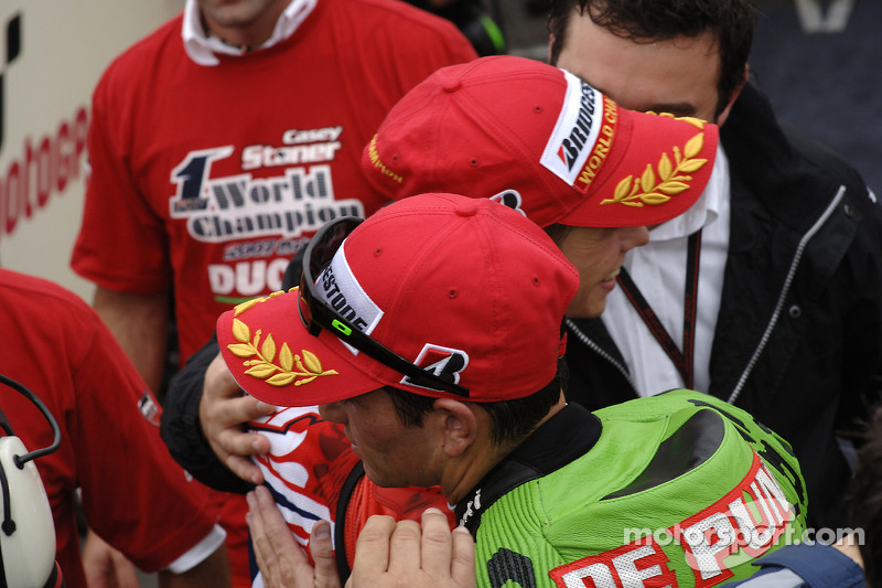 Чемпіон MotoGP 2007 Кейсі Стоунер святкує разом із Ренді де Пюньє