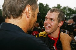 Sebastian Vettel, Scuderia Toro Rosso ve Gerhard Berger, Scuderia Toro Rosso, 50% Team Co Owner celebrate after finished 4th