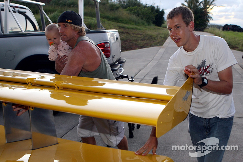 Sebastian Vettel, Scuderia Toro Rosso à Hawai (Haleakala Parc National) rencontre la légende de surf Robby Naish