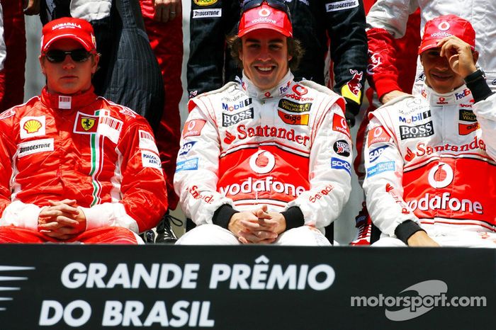 Foto de grupo: Kimi Raikkonen, Scuderia Ferrari, Fernando Alonso, McLaren Mercedes, Lewis Hamilton, 