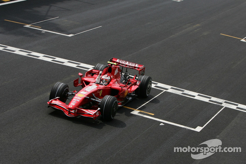 Kimi Räikkönen gewinnt das Rennen und die Fahrer-WM 2007