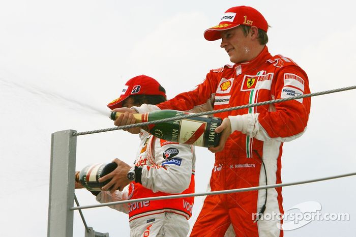 Podio: ganador de la carrera y campeón del mundo 2007 Kimi Raikkonen y  tercer lugar Fernando Alonso