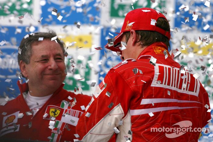 Podio: ganador de la carrera y campeón del mundo 2007 Kimi Raikkonen y Jean Todt