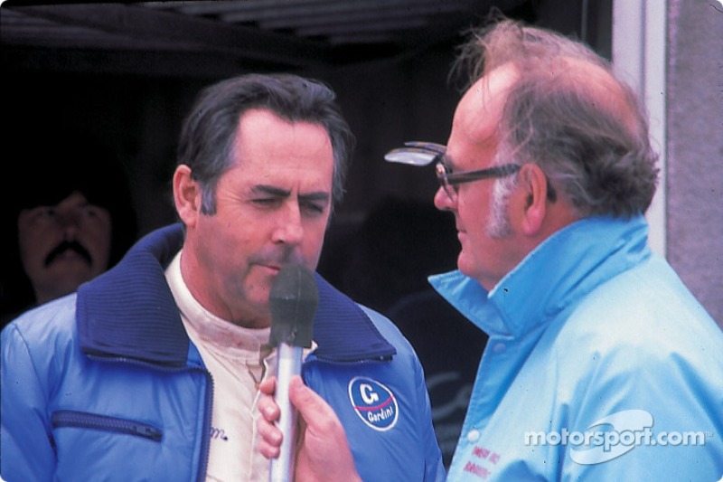 Jack Brabham fala com a imprensa