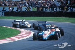 Jacques Laffite devant Marc Surer, Brian Henton et Jochen Mass