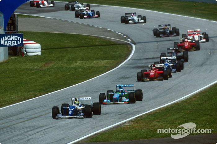 Reinicio: Ayrton Senna lidera a Michael Schumacher