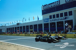 Ayrton Senna recebe a bandeira quadriculada a 0.014 segundos a frente de Nigel Mansell