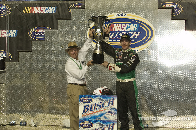 Jack Roush und Carl Ewards feiern den Busch-Titel 2007