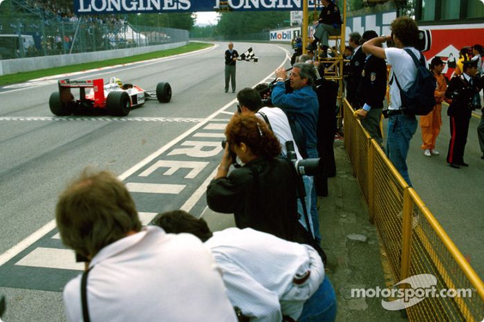 8. La victoria más dominante de McLaren en 1988 fue en el GP de San Marino. Senna ganó con Prost en segundo lugar. Todos los demás que acabaron, incluido Nelson Piquet (que también llevaba motor Honda en su Lotus), fueron doblados.