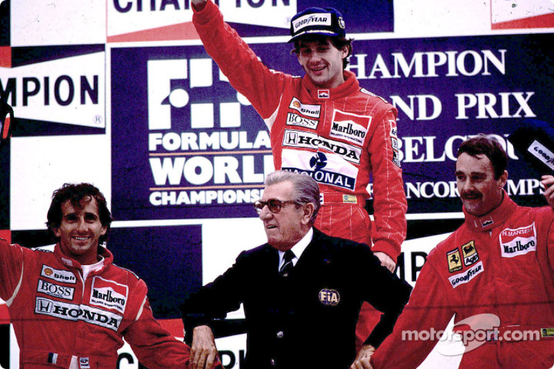 Podium : le vainqueur Ayrton Senna avec Alain Prost et Nigel Mansell