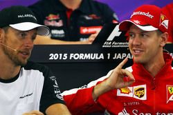 Jenson Button, McLaren com Sebastian Vettel, Ferrari na coletiva de imprensa da FIA